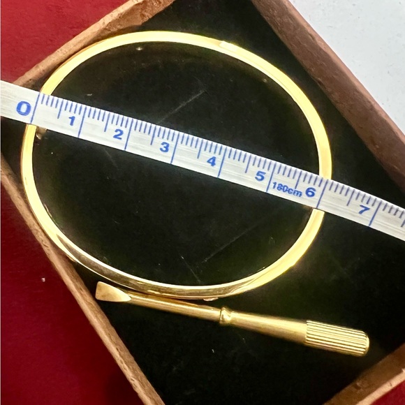 👑✅PRICE FIRM✅ Beautiful 18K yellow gold plated “LOVE bracelet” with CZ diamonds - Picture 10 of 17